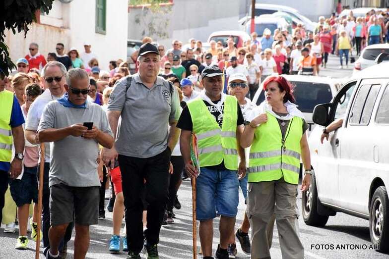 La comitiva de peregrinos, a su salida de El Ejido (Foto Antonio Alí).